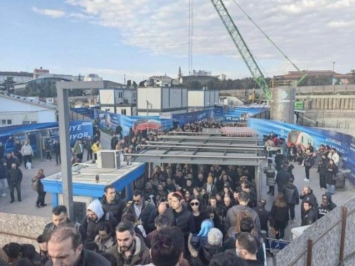 İstanbullunun bitmek bilmeyen ızdırabı! Altunizade'de metrobüs arızalandı, kuyruğun sonu görünmüyor - Resim: 12