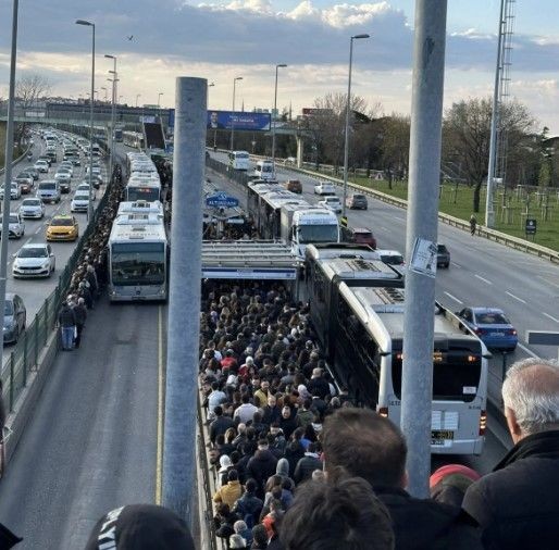 İstanbullunun bitmek bilmeyen ızdırabı! Altunizade'de metrobüs arızalandı, kuyruğun sonu görünmüyor - Resim: 8