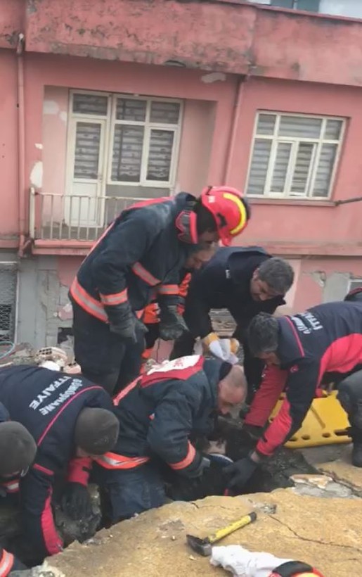 Adıyaman'daki bir enkazdan çıkarılan 10 yaşındaki Eylül, annesinin bedenini siper etmesiyle hayatta kaldı - Resim: 1
