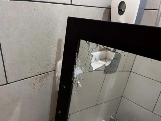 Seneler geçse de izler yerli yerinde! Cumhurbaşkanı Erdoğan'ın FETÖ'cü askerler tarafından basılan odasından özel görüntüler - Resim: 4