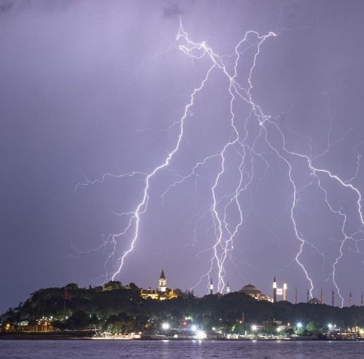 İstanbul'da kavurucu sıcakların ardından sağanak! Göz gözü görmüyor - Resim: 5