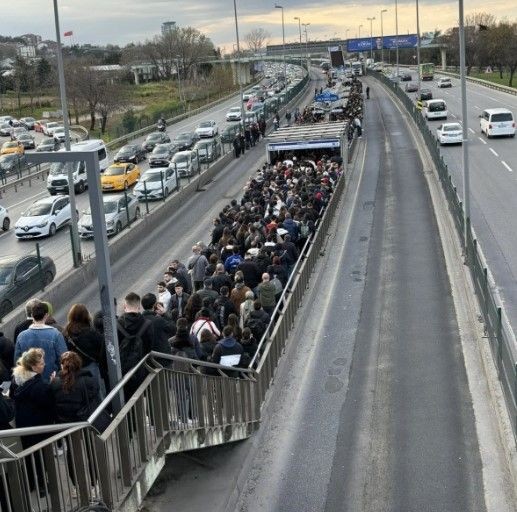 İstanbullunun bitmek bilmeyen ızdırabı! Altunizade'de metrobüs arızalandı, kuyruğun sonu görünmüyor - Resim: 9