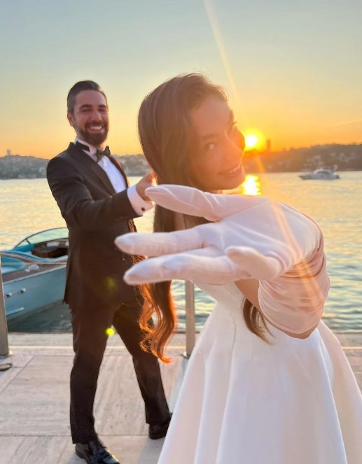 Neslihan Atagül eşi Kadir Doğulu ile tatiline tam gaz devam ediyor! Yatak pozunu paylaşan güzel oyuncu o ayrıntıyı da kareye ekledi - Resim: 4