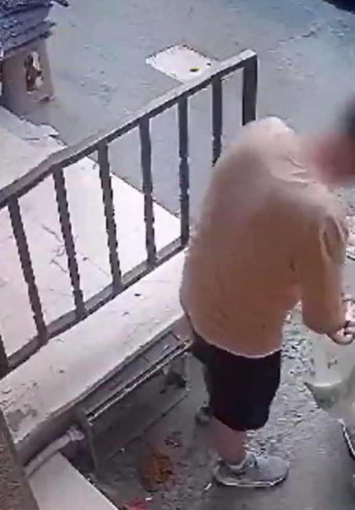 Esenyurt'ta mide bulandıran görüntü! Cadde ortasında kıyafetini indirip tuvaletini yaptı - Resim: 2