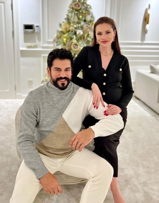 Ailesiyle tatile çıkan Fahriye Evcen tekne pozlarına doymadı! Kot büstiyeriyle verdiği poz sosyal medyayı salladı - Resim: 7
