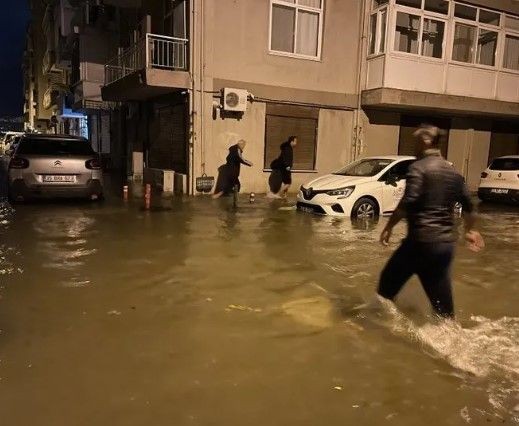 Türkiye sağanağa teslim! İzmir'de deniz karayla birleşti! İstanbul'da binaların çatısı uçtu - Resim: 8