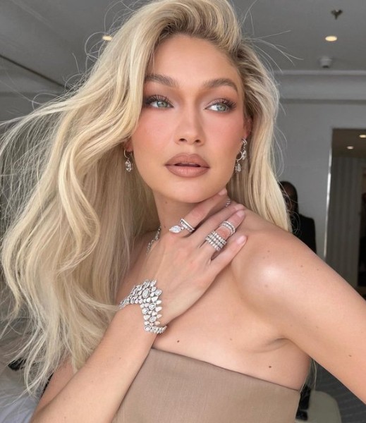 Gigi Hadid'in başı dertte! Gözaltına alındı - Resim: 1