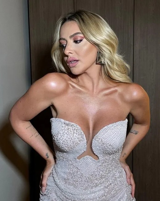 Yaptığı paylaşımlarla adından sıkça söz ettiren Hadise'den yeni iddialı poz! Aynanın karşısında yere oturdu - Resim: 7