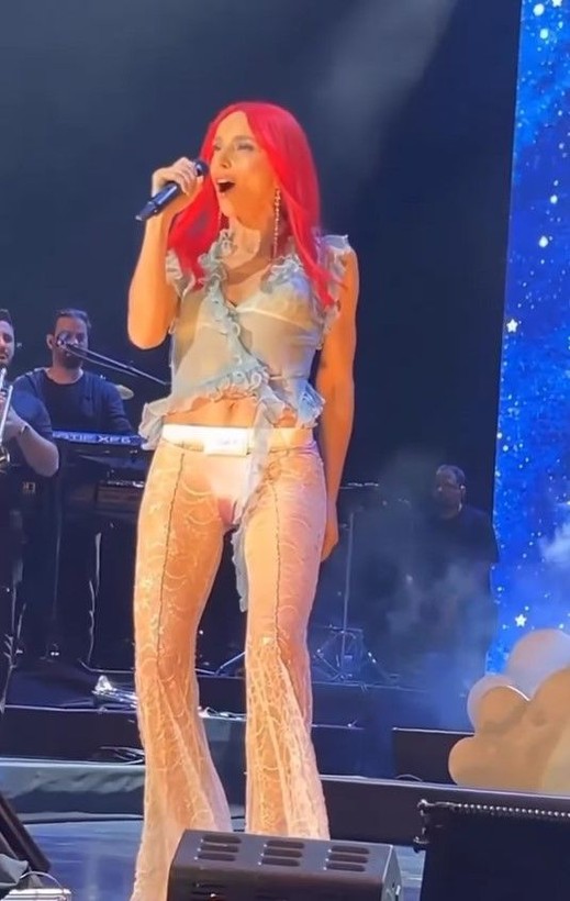 Gülşen sahneye iç çamaşırıyla çıktı! Beyaz dantelin üzerine mavi kombiniyle yine konuşuldu! Arda Kural'dan olay olacak yorum: Çocuk bezi sandım - Resim: 8