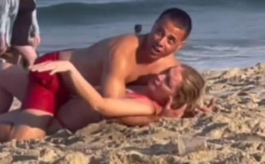 Plajda üst üste uygunsuz hareketler sergileyen çifte vatandaşlardan uyarı gelince kavga çıktı - Resim: 4