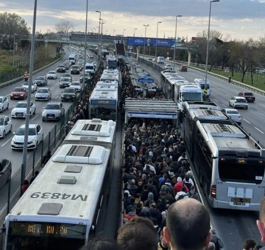 İstanbullunun bitmek bilmeyen ızdırabı! Altunizade'de metrobüs arızalandı, kuyruğun sonu görünmüyor - Resim: 7