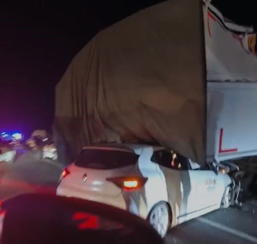 Diyarbakır’da 5 aracın karıştığı zincirleme kaza: 5 ölü, 13 yaralı - Resim: 3