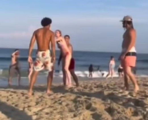 Plajda üst üste uygunsuz hareketler sergileyen çifte vatandaşlardan uyarı gelince kavga çıktı - Resim: 3