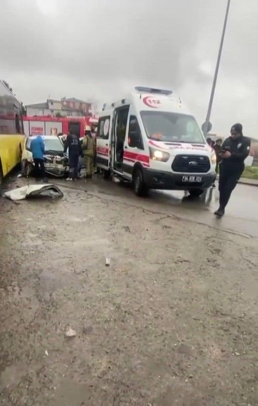 Sultanbeyli'de İETT otobüsü ile otomobil çarpıştı: 6 yaralı - Resim: 3