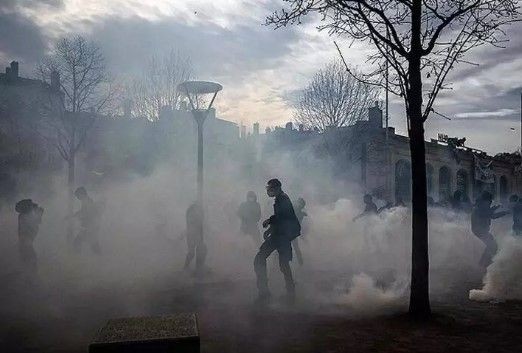 Macron köşeye sıkıştı! Kararları Fransa'yı birbirine kattı! 1 milyonun sokağa dökülmesi ülkeyi felç etti - Resim: 14