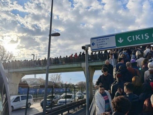 İstanbullunun bitmek bilmeyen ızdırabı! Altunizade'de metrobüs arızalandı, kuyruğun sonu görünmüyor - Resim: 10