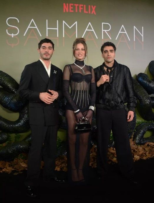 Şahmeran'ın galasında Serenay Sarıkaya'dan Mert Ramazan Demir çıkışı! Özel hayat sorusuna kızdı - Resim: 1