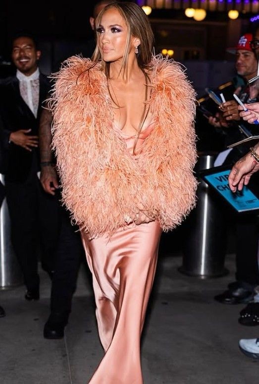 Jennifer Lopez kıyafetinin azizliğine uğradı! Elbisesi kayınca göğsü açıldı - Resim: 8
