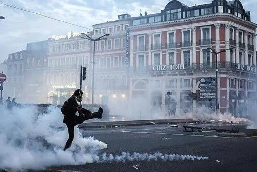 Macron köşeye sıkıştı! Kararları Fransa'yı birbirine kattı! 1 milyonun sokağa dökülmesi ülkeyi felç etti - Resim: 12