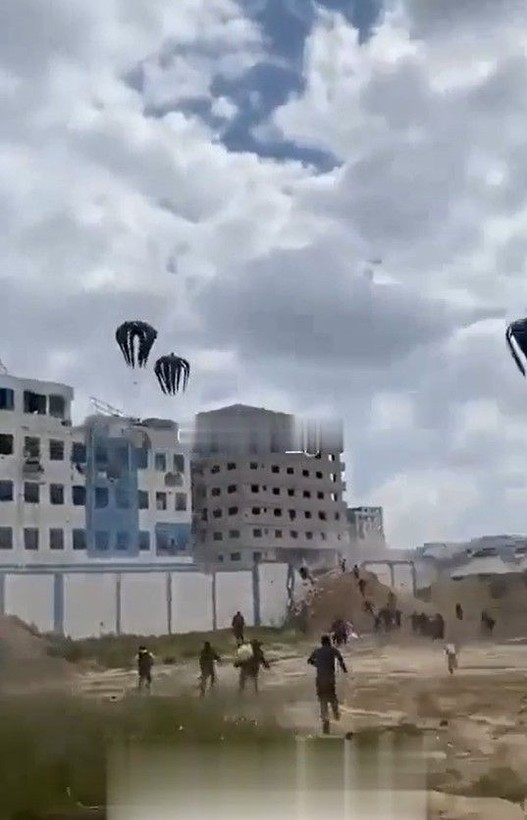 Gazze'de paraşütler açılmayınca kaos yaşandı: Çok sayıda ölü ve yaralı var - Resim: 4