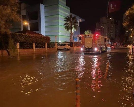 Türkiye sağanağa teslim! İzmir'de deniz karayla birleşti! İstanbul'da binaların çatısı uçtu - Resim: 10