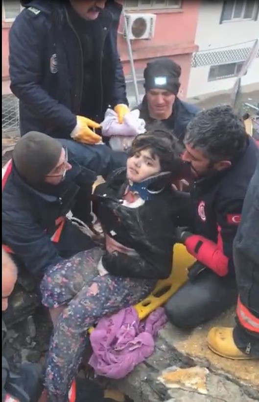 Adıyaman'daki bir enkazdan çıkarılan 10 yaşındaki Eylül, annesinin bedenini siper etmesiyle hayatta kaldı - Resim: 3