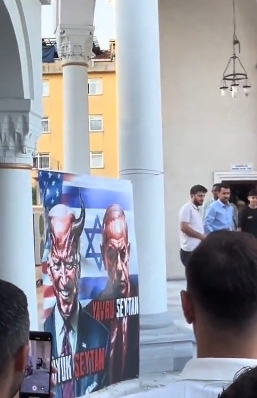 Bağcılar'da bayram namazında Gazze protestosu! Netanyahu ve Biden'ın olduğu pankartı taşladılar - Resim: 3