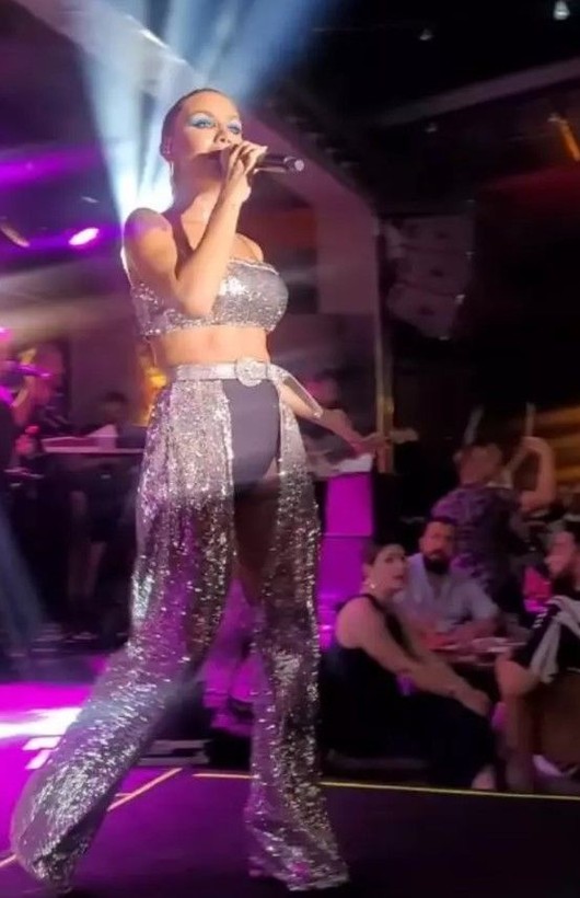 İrem Derici'nin sahne tarzı olay oldu! Sahnede arkasını dönünce seyirciler şaştı, kaldı! 'Kumaş yetmedi...' - Resim: 11