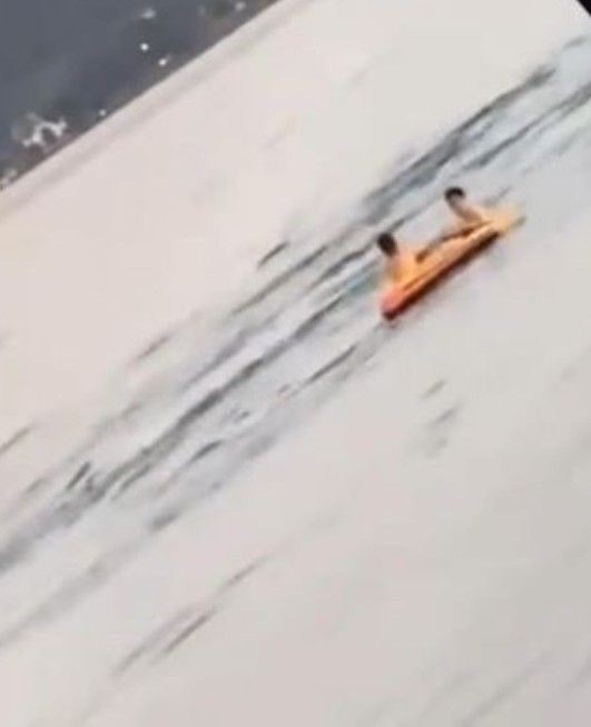 Sarıyer'de denize açılan çocuklar yürekleri ağızlara getirdi - Resim: 2
