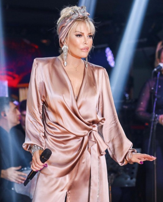 Ajda Pekkan Bodrum'da sahne aldı! Kostümü olay oldu... "Makrome saksı giyinmiş gibi" - Resim: 1