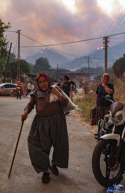 Ödemiş'te alevlerden kaçış: Yangının büyümesiyle mahalleler boşaltıldı - Resim: 10