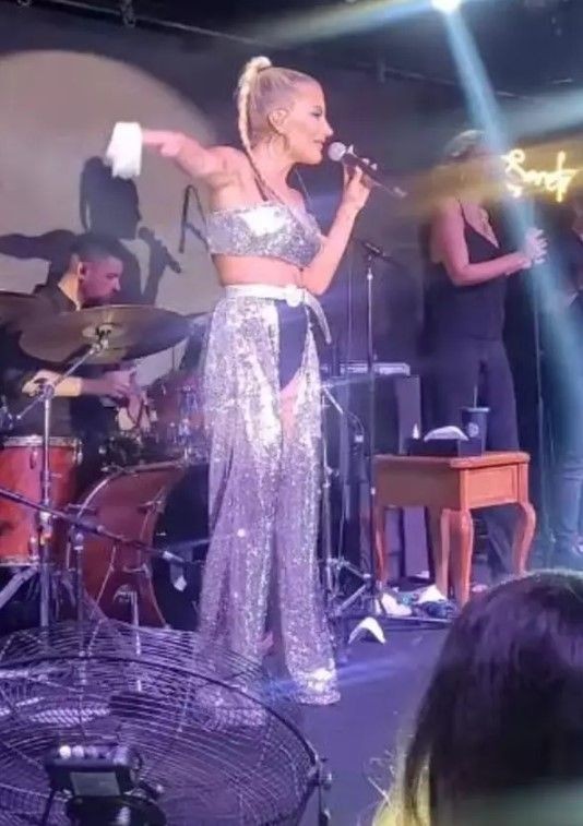 İrem Derici'nin sahne tarzı olay oldu! Sahnede arkasını dönünce seyirciler şaştı, kaldı! 'Kumaş yetmedi...' - Resim: 9