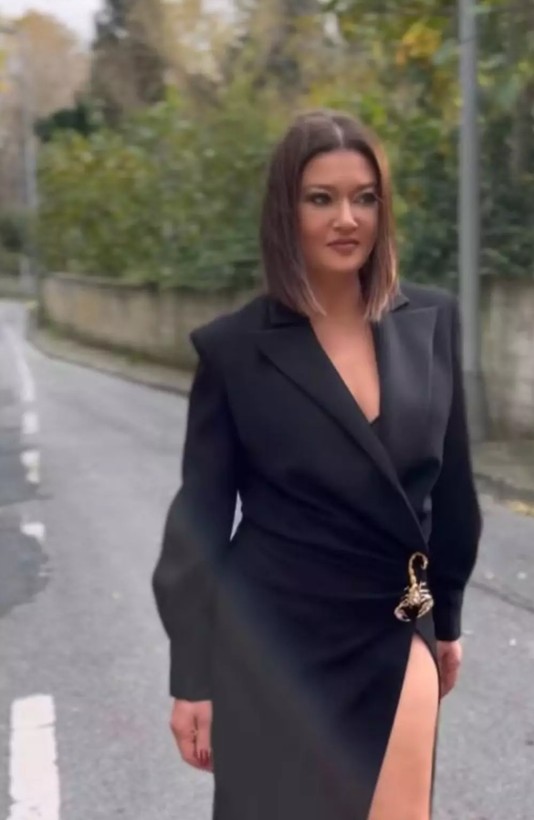 Nurgül Yeşilçay derin yırtmaçlı kıyafetiyle kamera karşısına geçti! Güzelliğiyle herkesi hayran bıraktı - Resim: 8