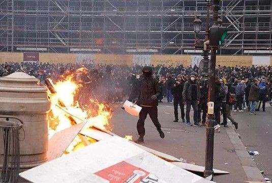 Macron köşeye sıkıştı! Kararları Fransa'yı birbirine kattı! 1 milyonun sokağa dökülmesi ülkeyi felç etti - Resim: 9