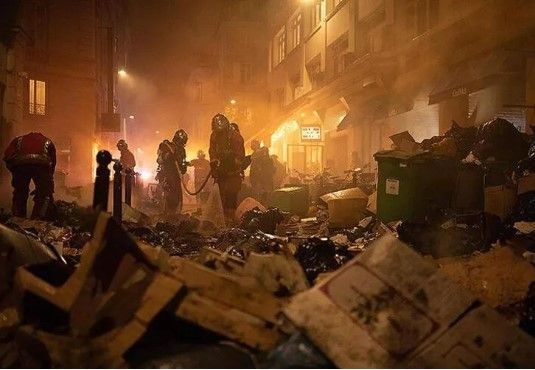 Macron köşeye sıkıştı! Kararları Fransa'yı birbirine kattı! 1 milyonun sokağa dökülmesi ülkeyi felç etti - Resim: 16