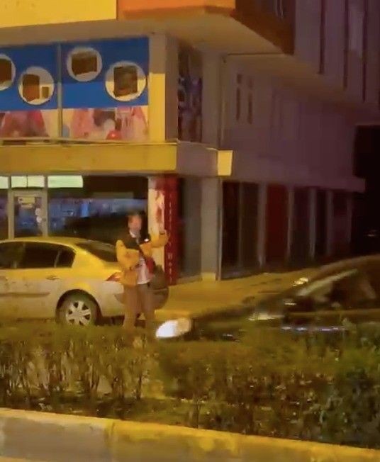 Antalya'da bir AVM'nin otoparkında park halindeki araçların plakasını kaydeden vatandaş araç sahiplerinin tepkisiyle karşılaştı! Yere oturdu kalbini tuttu... - Resim: 2
