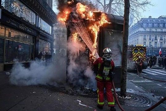 Macron köşeye sıkıştı! Kararları Fransa'yı birbirine kattı! 1 milyonun sokağa dökülmesi ülkeyi felç etti - Resim: 13