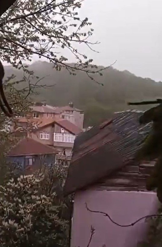 Son dakika! İstanbul'da gök delindi! Dolu başladı, yıldırım düştü! Hava bir anda karardı - Resim: 6