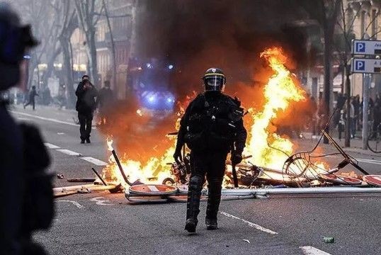 Macron köşeye sıkıştı! Kararları Fransa'yı birbirine kattı! 1 milyonun sokağa dökülmesi ülkeyi felç etti - Resim: 10