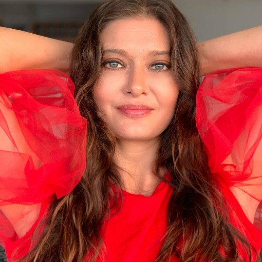 Nurgül Yeşilçay'dan şaşırtan saç sırrı! Bakın saçlarını nasıl düzleştiriyor! - Resim: 8