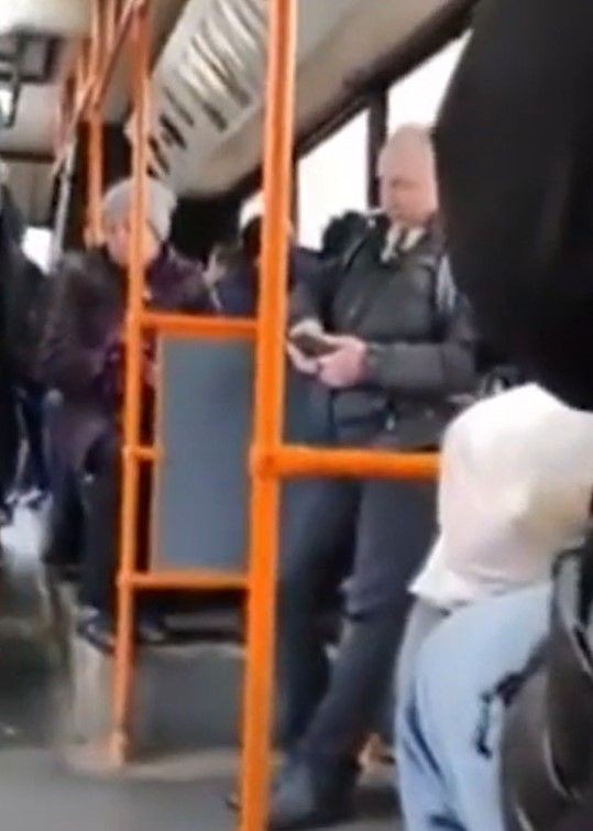 Sosyal medya bu görüntüleri konuşuyor! Otobüste gören şaştı kaldı! Vladimir Putin'in hık demiş burnundan düşmüş! - Resim: 2