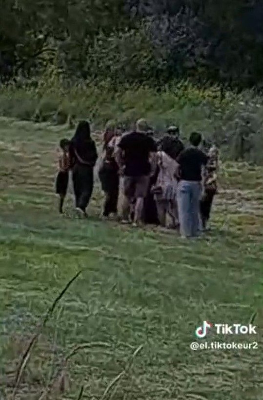 Yakınlarına ders vermek için yaptığı oyun herkesi şoke etti! Cenazede gözyaşı dökenler helikopterle geleni görünce... - Resim: 2