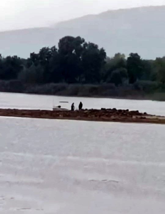 Sapanca'da gizemli taş yapı tekrar ortaya çıktı: Kazma-kürekle bölgeye gidenler merak uyandırdı - Resim: 4