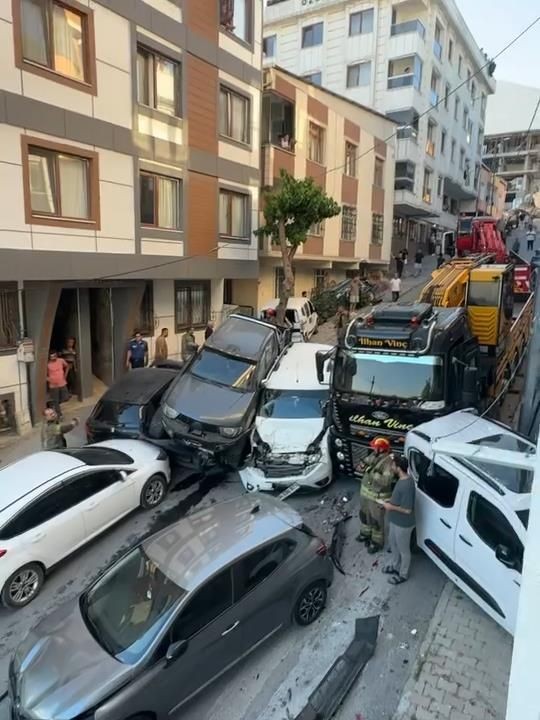 Başakşehir'de kontrolden çıkan vinç 18 araca çarptı - Resim: 1