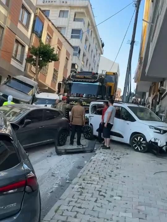 Başakşehir'de kontrolden çıkan vinç 18 araca çarptı - Resim: 3