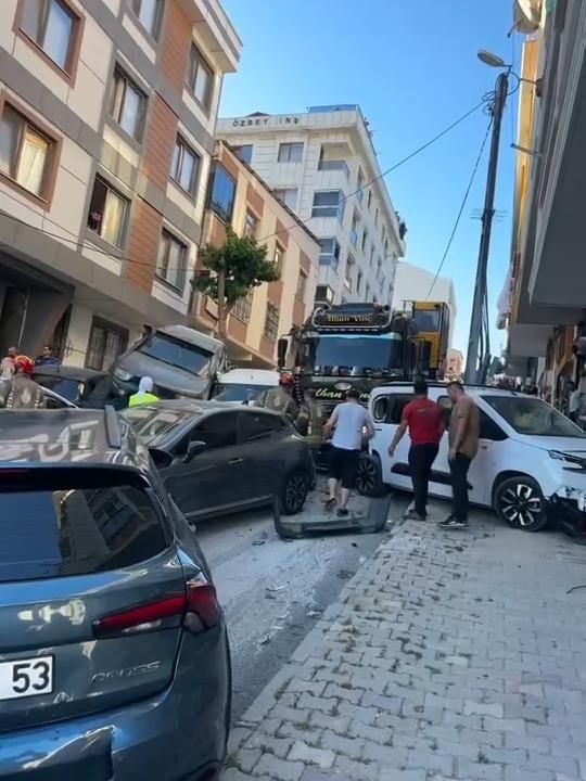 Başakşehir'de kontrolden çıkan vinç 18 araca çarptı - Resim: 5