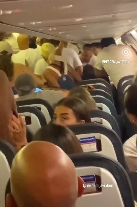 Aziz Yıldırım'ın olduğu uçakta kavga! Yıldırım araya girdi: Huzur bozuyorsunuz, bizi bulaştırmayın - Resim: 9