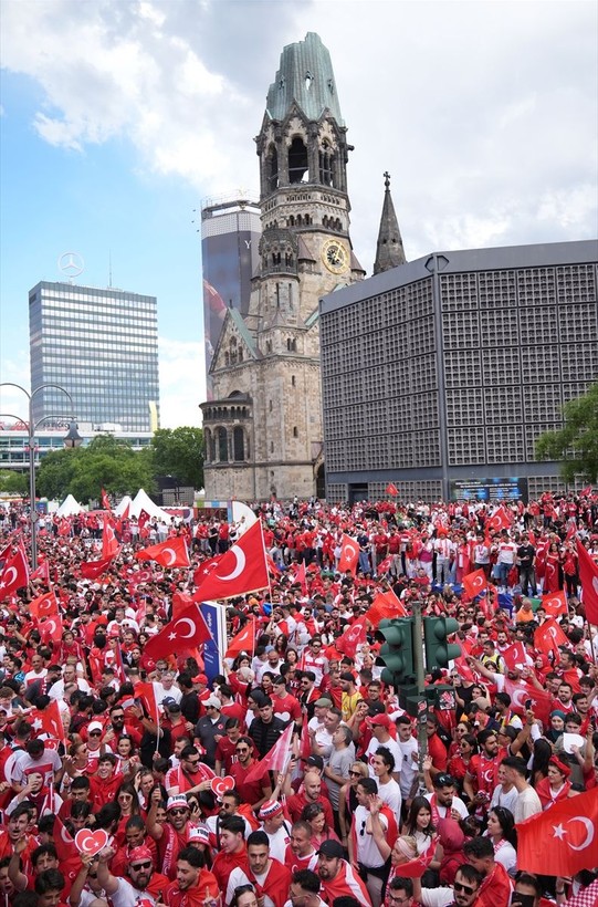 Almanya kırmızı-beyaza boyandı! Hollanda karşılaşması öncesi Türk taraftarlar Berlin sokaklarında - Resim: 20