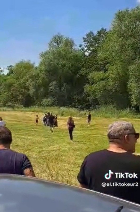 Yakınlarına ders vermek için yaptığı oyun herkesi şoke etti! Cenazede gözyaşı dökenler helikopterle geleni görünce... - Resim: 3