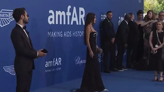 Hande Erçel ile bir süredir aşk yaşayan Hakan Sabancı resmen aileye girdi! Mutluluk pozlarını Gamze Erçel paylaştı - Resim: 2